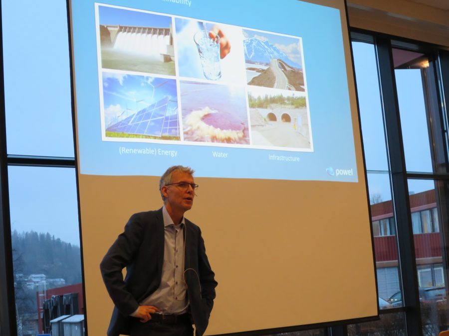 Bård Benum, CEO i Powel, holder en presentasjon